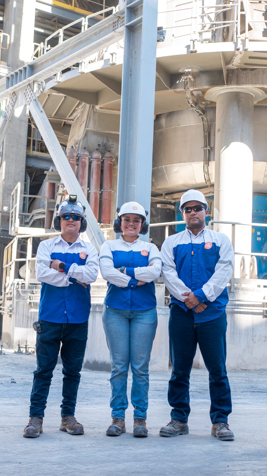Equipo de HN Ingenieros en planta
